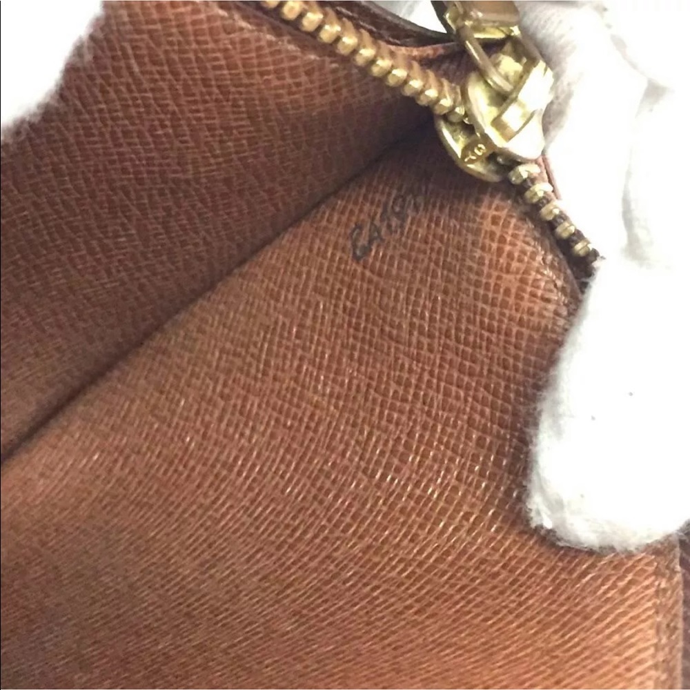 AUTHENTIC LV Sarah Wallet - Picture 4 of 8